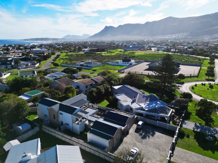 7 Bedroom Property for Sale in Sandbaai Western Cape